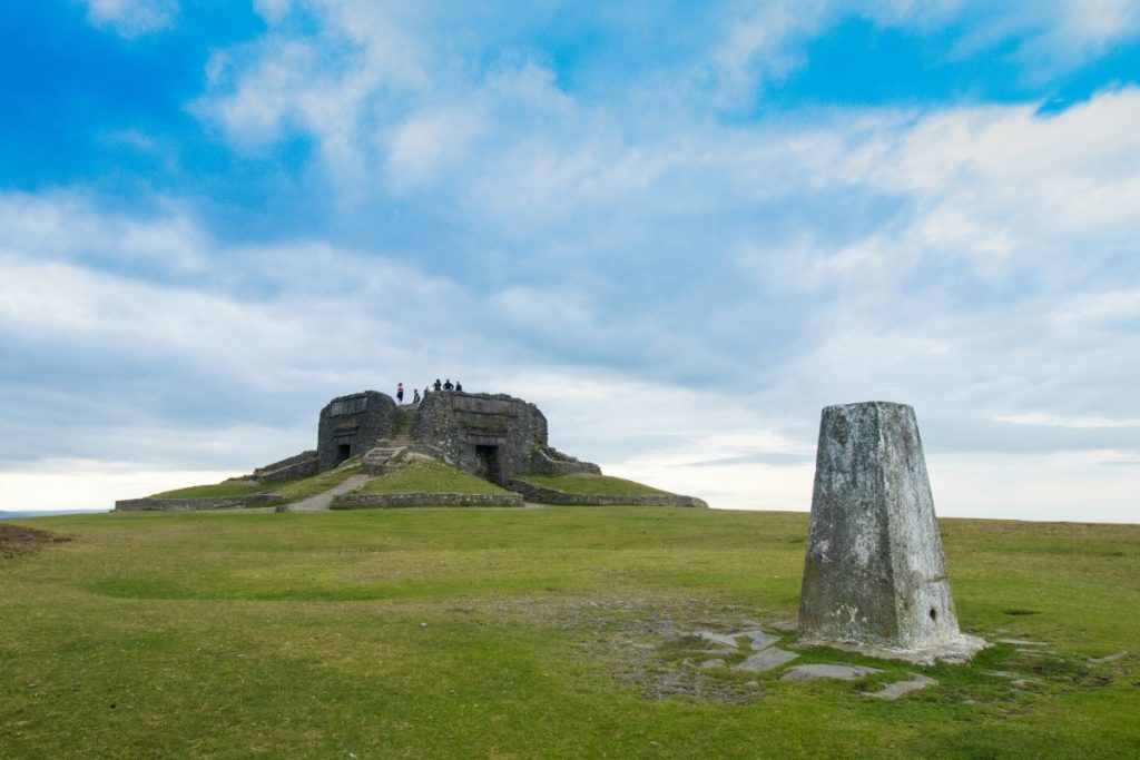 Twr y Jiwbili, Moel Famau